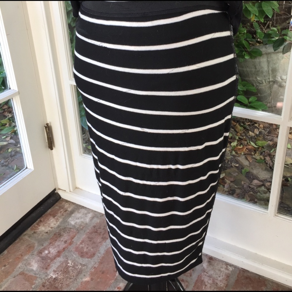 Black & white striped skirt - Picture 2 of 4